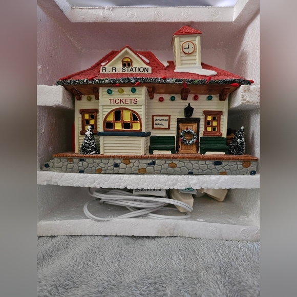 Vintage Holiday Living Porcelain Lighted Railroad Station, Christmas - Picture 5 of 10